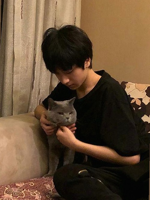 揭秘娱乐圈幕后：化妆师与封面的双重视角解读