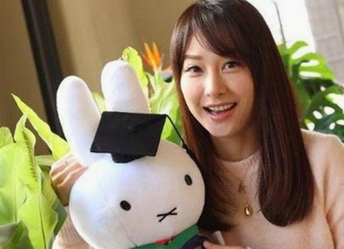 司晓迪自曝“睡遍顶流”引爆内娱，真假争议背后是谁在玩火？