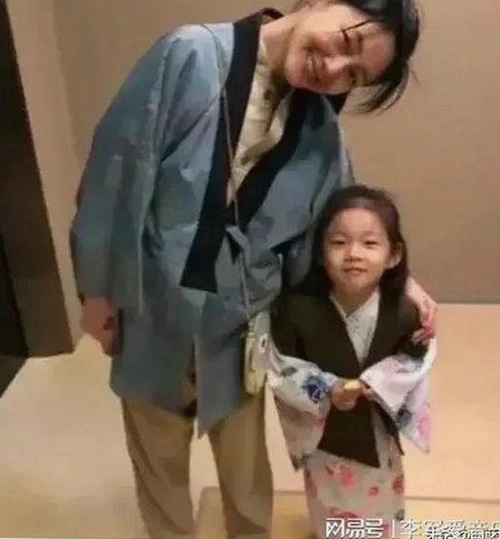 网络色情内容泛滥背后：以“兔兔成都3P事件”为例的深度剖析